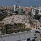 Perch� tutto intorno � il nulla. A nord si estende un�area di 20mila metri quadri che avrebbe dovuto ospitare uffici e appartamenti, ma il cui cantiere (�Seven 41�) risulta fermo. C�� solo una solitaria gru a testimoniare l�inizio dei lavori che sono stati infatti bloccati a causa dell�inquinamento del terreno, su cui in passato sarebbero stati sversati carburanti